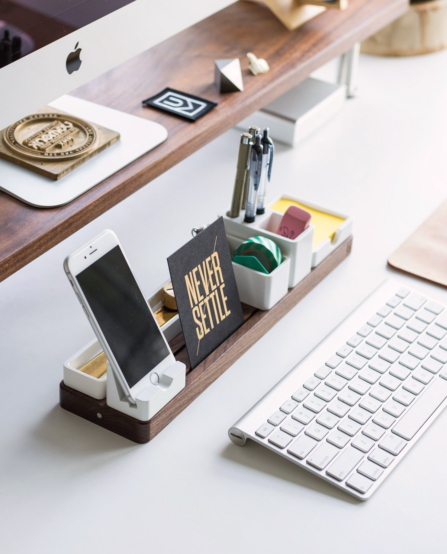 https://www.themodernmocha.com/wp-content/uploads/2021/01/Office-organization-ideas-desk-organizer.jpg